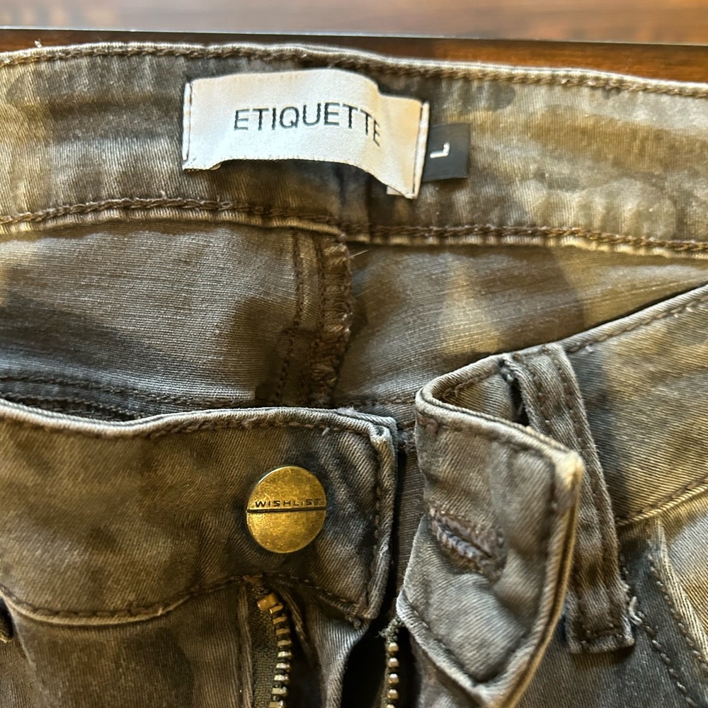 Etiquette camouflage jeans, size large (runs on smaller side) great condition.